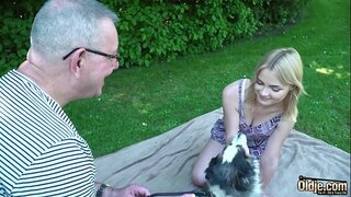 ���ນຸ່ມຜິວເນື້ອສີຂາວເຮັດໃຫ້ຜູ້ຊາຍອາຍຸທີ່ມີຢູ່ໃນປາກຂອງນາງ