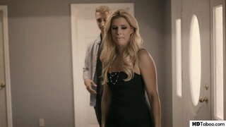 Сексуалды іш киімдегі сексуалды қыз құмарлықпен кискасын мастурбациялайды