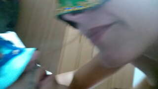 Dona casada escopir a la boca de l&#039;home i fer-li empassar