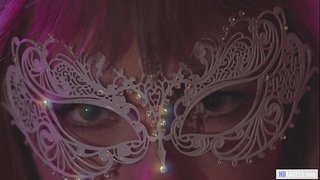 Sperta virino kondukas ŝin nova lesba amiko al privata ĉambro