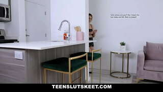 Adolescente babe permite compañeiro transar con ela, en cambio para o seu exame de documentos