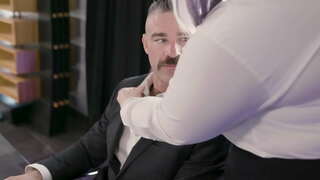 XXL Bata sa Pagkuha sa Pussyfucked Pinaagi sa Iyang Gibitay Boss