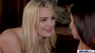 Брунэтка шукае пульт і пытаецца ў сваёй бландынкі пульт, ці ведае яна, дзе ён.Цалкам аголеная, яна паварочваецца з пультам у задніцы. гэта ўсё для таго, каб паслабіць яе, і яна спакушае яе.Яны цалуюцца, і яна ліжа сваю шапіках, перш чым насадиться ей на твар