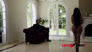 Заоблен Латина слугинката Кеша Ortega овозможува шеф bang нејзините големи цицки и влажни розова GP848