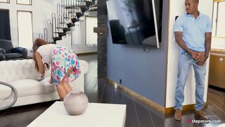 Ceiliog Du mawr ar ddod o hyd i gysur gyda sexy MILF horny