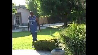 Ebony MILF saab nher vitt puuritud poolt rasva must kukk kannab bassein