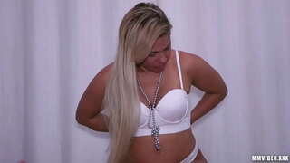 ���ড় সুন্দরী মহিলা, ব্রাজিলিয়ান পায় সন্ত্রস্ত মুখগত বাঁড়ার রস খাবার