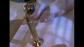 Geile Lesben ficken an der waarme Wanne