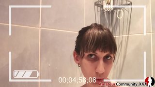 Csúnya tini elrejti a fürdőszobában, hogy ujját magát