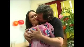 Wòdpòte ti fi Jenny ak gwo natirèl vin frape nan dèyè