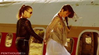 Sexy Lesbiche stelle Allie e Jenna 69 e fingerbang nel Deserto.