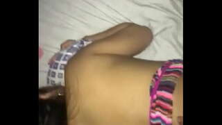 Farebné osadenie žena nemôže pustiť jej buttplug