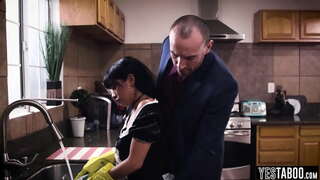 Busty latina ĉambristino ido ricevas malglata fucked de malantaŭ