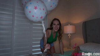 ���டி, படி, எஸ். ஐ. கொடுக்கிறது இறுக்கமான அவளது சகோதரர் மீது பி-நாள்