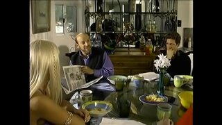 Marinaio stud ottiene il suo rigido strumento risucchiato da una splendida bionda Hannah