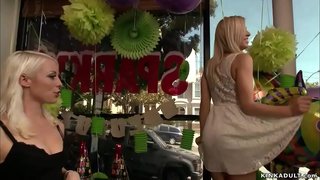 Blonde lezdom Lorelei Lee zappers clit a submissive blonde babe Zoey Monroe cé go bhfuil sí cuffed agus chained ansin an Tuasal Pete anal fucks a i poiblí Bday siopa