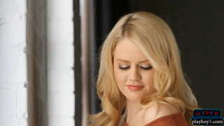 Grandes tetas y un culo redondo MILF rubia babe muestra el cuerpo caliente de