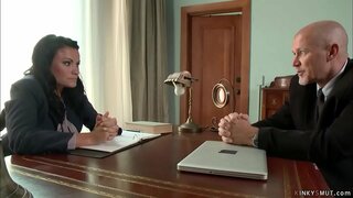 O élder chefe Mark Davis inclina-se secretária sexy peituda morena empregado Ashli Ames e com o pauzão de libras em sua buceta por trás na corda de cativeiro
