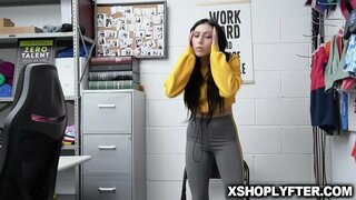 Brunette luctus Judy Jolie questus pussy arta romped bacchatur per securitatem praesidio a tergo