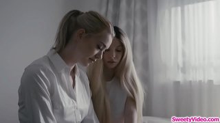 Gamay nga atngal tomboy tin-edyer scissoring uban sa blonde giabangan nga incharge