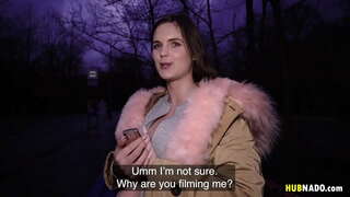 Taylee Kuni ni kutoa umma blowjob na vipawa Nick