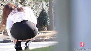 Вона провокативно демонструє красиву попу в підтяжках, викликаючи збуджені думки