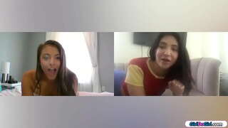 Coed jejaka memutuskan untuk menggunakan mainan mereka semasa videocall.Nomor gadis dubur palam pantatnya sementara dada kecil si set bokongnya pada mainan