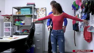 Pienet tissit, latina on kiinni varastamisesta ja upseeri ei ruumiintarkastus ja sormet hänen pillua ja perse.Hän tekee hänen antaa hänelle bj ja peräaukon vittuile hänen