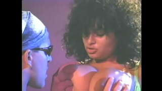 Pohoten dude v sončna očala jebe slutty ebony prasica težko v njeno kosmato pizda