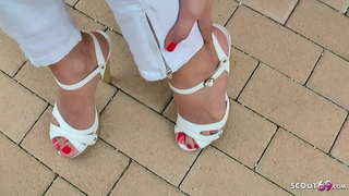 ���ານຮ່ວມເພດໄວລຸ້ນໃນລະດັບສູງເຂົາຍ່າງເຂົ້າໄປຫາຫາດຊາຍແລະໄດ້ນໍາເອົາກັບຕີນທີ່ດີຂຶ້ນສໍາລັບການ 50 ເອີໂຣ