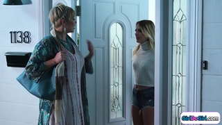 شقراء تواصل معها ستيبسيس من خلال طيزها كبير ام اريد انيكها متوسطة.أنها قبلة وانعقدت المتوسطة.الثدي الصغيرة فاتنة فاسيسيتس مع بوسها حلق